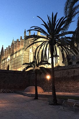 Beleuchtung der Kathedrale am Abend